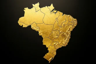 Mapa do Brasil em textura dourada com relevo visível e divisão dos estados, sobre um fundo preto elegante e sem texto.