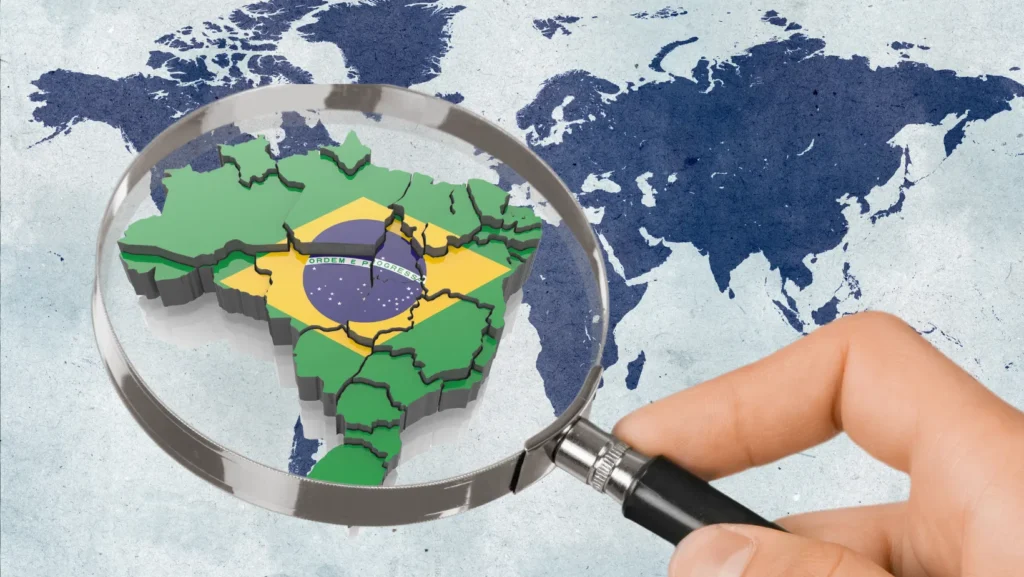 Foco no mapa do Brasil, destacado por uma lente de aumento, para simbolizar investimento e prospecção de recursos no país.