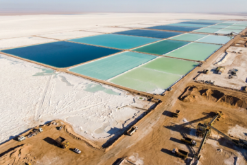 Vista aérea de operação de mineração de lítio no deserto do Atacama com lagoas de extração azuis e salinas brancas